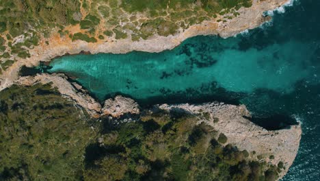 Klares-Türkisblaues-Meerwasser-Und-Weißer-Sandstrand-In-Einer-Abgelegenen-Natürlichen-Bucht-Auf-Der-Insel-Palma-De-Mallorca