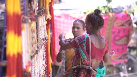 Stores-in-the-fair-premises-offer-a-wide-variety-of-decorations-and-girls'-necklaces