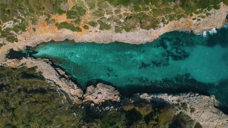 Insel-Palma-De-Mallorca,-Klares-Türkisblaues-Meerwasser-Und-Weißer-Sandstrand-In-Einer-Abgelegenen-Natürlichen-Bucht