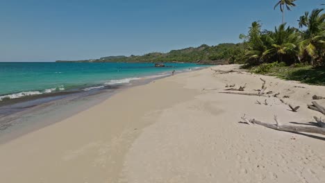 Playa-Rincon-Mit-Weißem-Sand-Und-Türkisfarbenem-Meer,-Las-Galeras-In-Der-Dominikanischen-Republik