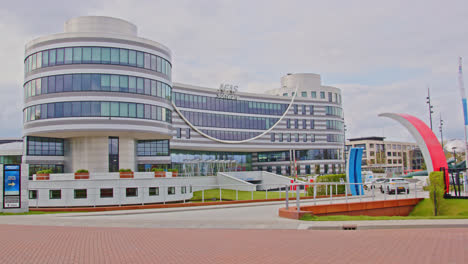 Wide-pan-of-the-AFAS-Software-office-building-entrance