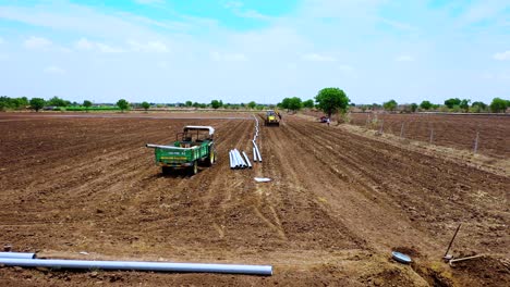 Luftbildkamera-Zoomt-Heran,-Bodenaufnahme-Von-Aushubarbeiten-Und-Grabungen-Für-Eine-Wasserleitung-Auf-Einem-Landwirtschaftlichen-Bauernhof