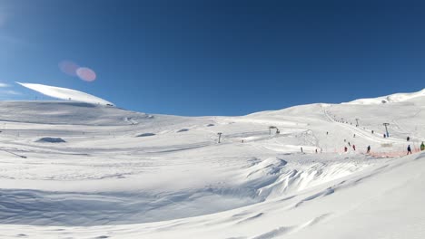 Winterlandschaft-Im-Alpinen-Reiseziel-Myrkdalen-Norwegen-Mit-Skifahrern,-Die-Im-Hintergrund-Bergab-Fahren