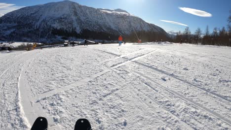 Skifahren-Im-Skigebiet-Myrkdalen-An-Einem-Schönen-Wintertag-–-Actiongeladene-Egoperspektive-–-Stabilisierter-Handheld-Clip