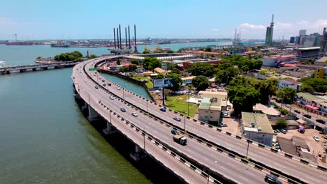 Ikoyi-Victoria-Insel,-Lagos,-Nigeria-–-10.-April-2023:-Stadtbild-Von-Ikoyi-Entlang-Einer-Doppelkutschenbrücke