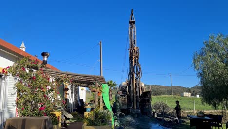 El-Sinfín-De-Una-Plataforma-De-Perforación-Se-Adentra-Lentamente-En-El-Suelo-Duro-En-Busca-De-Agua