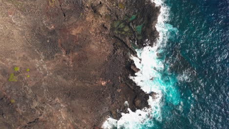 Aerial-Top-Down-Shot-Flying-Over-Coast-in-Oahu-Island,-Hawaii