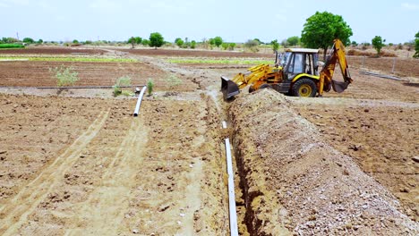Wasserleitungslösung-In-Indien,-Schwere-Baggermaschine-Auf-Indischen-Agrarflächen,-Luftaufnahme