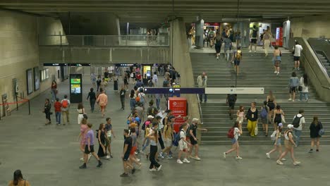 Superzeitlupen-U-Bahn-Station-Zur-Hauptverkehrszeit-Von-Cais-Do-Sodré,-Lissabon