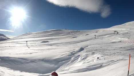 Impresionante-Paisaje-Invernal-De-Montaña-Con-Gente-Esquiando-Y-Tomando-El-Remonte-En-El-Fondo---Myrkdalen-Noruega-Estática