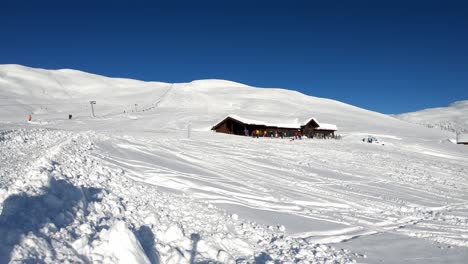 Vetlebotn-En-Myrkdalen-Noruega---Clip-Estático-De-Montaña-Nevada-Desde-Un-Destino-De-Esquí-En-Noruega