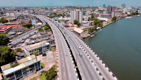 Ikoyi-Victoria-Insel,-Lagos,-Nigeria-–-10.-April-2023:-Stadtbild-Von-Ikoyi-Entlang-Einer-Doppelkutschenbrücke