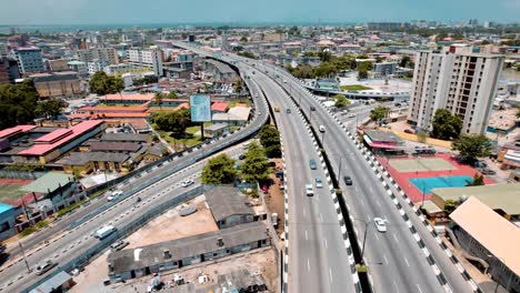 Isla-Ikoyi-victoria,-Lagos-Nigeria--10-2023-De-Abril:-Paisaje-Urbano-De-Ikoyi-A-Lo-Largo-De-Un-Puente-De-Doble-Carruaje