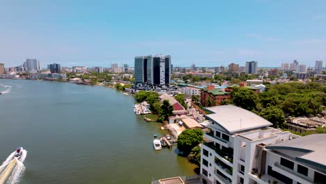 Ikoyi---Isla-Victoria,-Lagos-Nigeria--10-2023-De-Abril:-Paisaje-Urbano-De-Lujo-De-Ikoyi-A-Través-De-Las-Vías-Fluviales-Alrededor-De-Water-Carrington