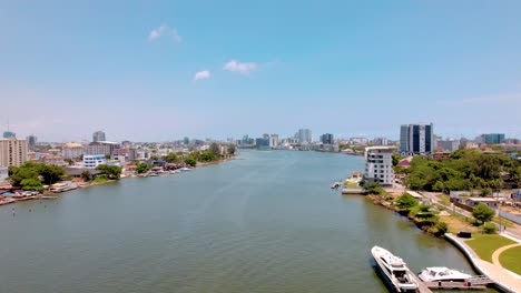 Ikoyi-–-Insel-Victoria,-Lagos,-Nigeria-–-10.-April-2023:-Luxuriöses-Stadtbild-Von-Ikoyi-Durch-Die-Wasserstraßen-Rund-Um-Water-Carrington