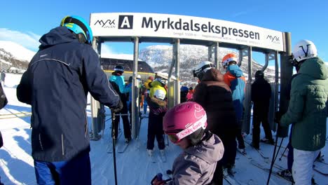 Lange-Warteschlange-Für-Skifahrer-Am-Skilift-In-Myrkdalen,-Norwegen-–-Handheld