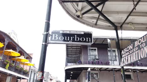 Redaktionelle-Aufnahmen-Eines-Bourbon-Straßenschilds-In-New-Orleans,-Louisiana