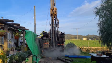 El-Inicio-De-La-Perforación-De-Un-Pozo-De-Agua-A-Través-De-Un-Terreno-Rocoso-Seco.