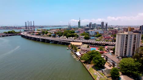 Isla-Ikoyi-victoria,-Lagos-Nigeria--10-2023-De-Abril:-Paisaje-Urbano-De-Ikoyi-A-Lo-Largo-De-Un-Puente-De-Doble-Carruaje