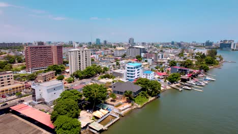 Ikoyi-–-Insel-Victoria,-Lagos,-Nigeria-–-10.-April-2023:-Luxuriöses-Stadtbild-Von-Ikoyi,-Das-Das-Geschäfts--Und-Wohnviertel-In-Lagos-Zeigt