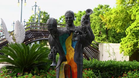 Dies-Ist-Ein-Video-Einer-Statue-Einer-Jazzband-Im-Louis-Armstrong-Park-In-New-Orleans,-Louisiana