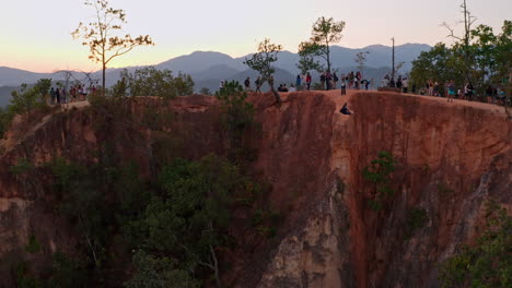 Luftaufnahme-Von-Menschen,-Die-Bei-Sonnenuntergang-In-Thailand-Auf-Einem-Wanderweg-Am-Pai-Canyon-Spazieren