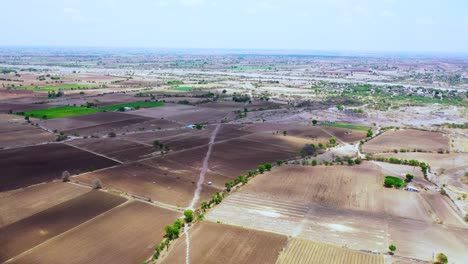 Luftbildkamera,-Die-Sich-Schnell-Vorwärts-über-Indischem-Ackerland-Und-Landwirtschaftlichen-Flächen-Bewegt