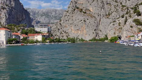 Statische-Ansicht-Des-Flusses-Cetina-Ohne-Brücke-In-Omis,-Kroatien,-Mit-Darstellung-Der-Natürlichen-Landschaft