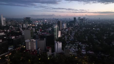 Luftaufnahme-über-Wolkenkratzern-In-Der-Innenstadt-Von-Mexiko-Stadt,-An-Einem-Farbenfrohen-Abend