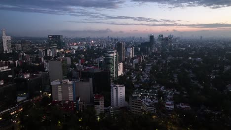 Vista-Aérea-Sobre-Rascacielos-En-El-Centro-De-La-Ciudad-De-México,-En-Una-Noche-Colorida