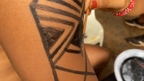The-rectilinear-beautiful-black-traditional-Amazonian-body-drawing