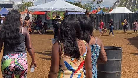 Hombres-Con-Coloridos-Trajes-Tradicionales-Bailan-En-Una-Reunión-Indígena-Local-En-El-Amazonas.