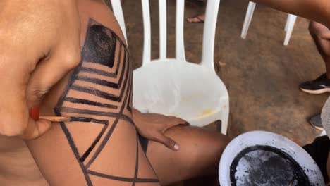 The-traditional-body-painting-of-a-man's-shoulder-and-arm-in-the-Amazon-regions-of-Brazil