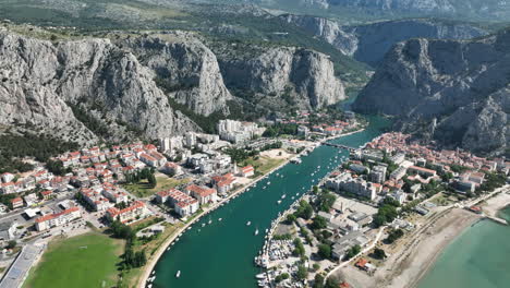 Luftaufnahmen-über-Die-Stadt-Omis-Mit-Den-Umliegenden-Bergen-In-Kroatien