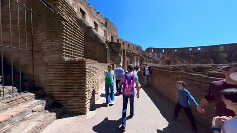 POV-Caminando-Por-El-Coliseo-Romano-En-Roma,-Italia