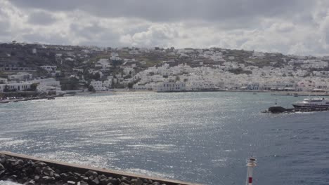 Puerto-De-Mykonos-En-Una-Mañana-Nublada---Reflejos-Del-Sol-En-El-Mar
