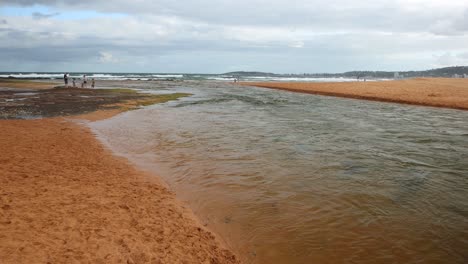 Bahía-Actual-Narrabeen-Sydney-Piscina-Ondas-Gente