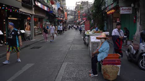 Punto-De-Vista-De-La-Gente-Caminando-Por-La-Calle-En-Dirección-A-La-Carretera-Principal-Del-Famoso-Barrio-Chino-De-Bangkok,-Tailandia