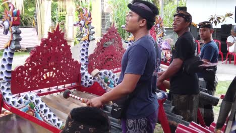 Eine-Gruppe-Von-Gamelan-Musikern-Aus-Jembrana,-Bali,-Indonesien,-Spielt-Jegog-Bambusmusikinstrumente-Beim-Outdoor-Festival
