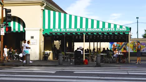 Video-Del-Famoso-Cafe-Du-Monde-En-Nueva-Orleans-Luisiana-Ubicado-En-El-Barrio-Francés
