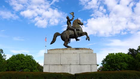 Statue-Eines-Mannes-Auf-Einem-Pferd-Am-Jackson-Square-In-New-Orleans,-Louisiana