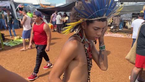 Personas-Vestidas-Con-Ropa-Tradicional-Y-Sombreros-Con-Plumas-De-Colores-Brillantes-En-Un-Mercado-De-Brasil