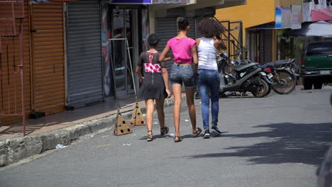 Tres-Mujeres-Jóvenes-Caminando-Por-La-Calle