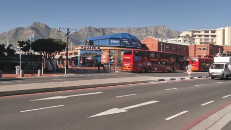 El-Autobús-Turístico-Rojo-Llega-A-La-Terminal-Principal-Frente-Al-Acuario-De-Ciudad-Del-Cabo.