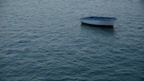 Barco-Flotando-En-El-Agua