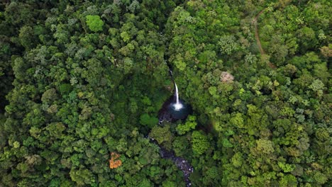 Epic-Fortuna-Waterfall-aerial-shot-in-middle-of-vast-green-rainforest