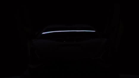Der-Lichtbalken-Zeigt-Einen-Lamborghini-Sian-Mit-Geöffneten-Türen-Im-Dunkeln