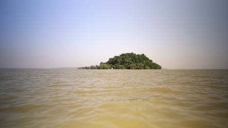 Navegando-Rápido-Hacia-Una-Pequeña-Isla-En-El-Lago-Tana-En-Etiopía