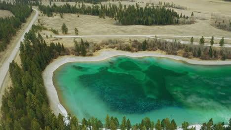 Lago-Verde-Claro-Y-Verde-Azulado-Alimentado-Por-Aguas-Glaciares