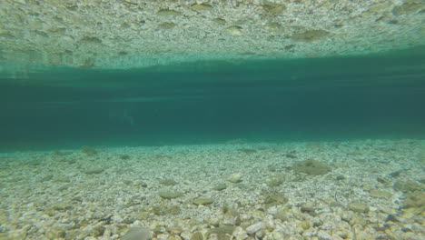 Unterwasserspiegelung-Im-Seichten-Wasser
